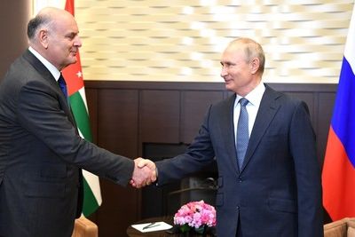 Президент Абхазии позвонил Путину
