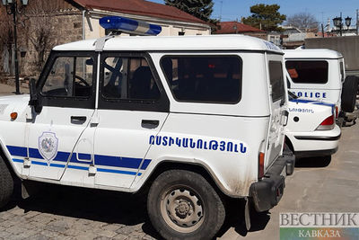 Люксовый автомобиль сбил полицейского в Ереване