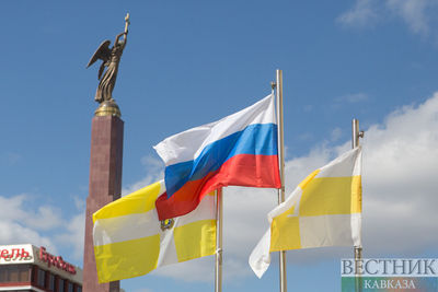 Гигантский флаг России под пение Майданова развернули в Пятигорске