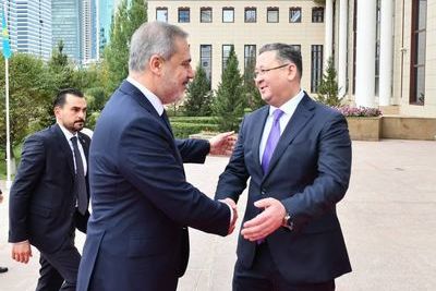 Глава МИД Турции начал визит в Казахстан