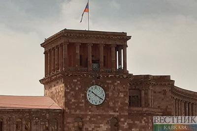 Участники протеста в центре Еревана штурмуют здание правительства