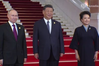 Путин и Си Цзиньпин пообщались &quot;на ногах&quot; в Пекине