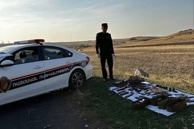 Неизвестный забыл автоматы и гранаты на трассе в Армении