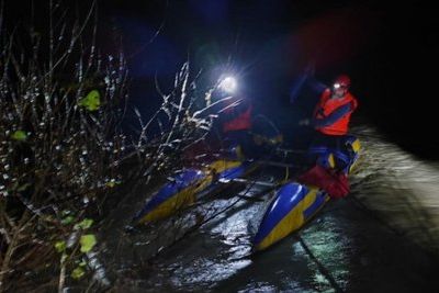 В Адыгее ищут двоих пассажиров ушедшего под воду автомобиля