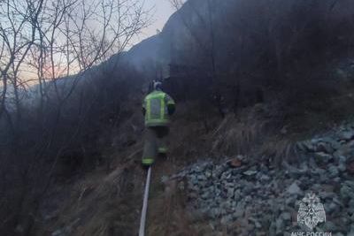 Трава горит с ночи из-за перехлеста проводов в Северной Осетии