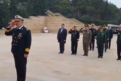 Командующий ВМС Ирана посетил Аллею шехидов в Баку