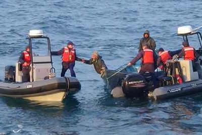 В Каспийском море спасли двух людей из неисправной лодки 