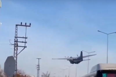 Пролетавший низко военный самолет вызвал панику у жителей Турции