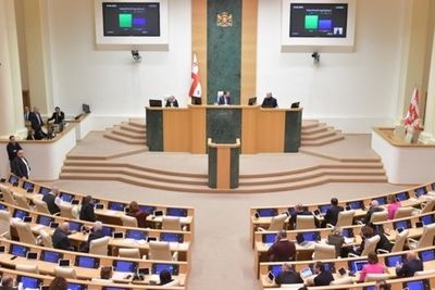 Потасовка с оскорблениями произошла в парламенте Грузии