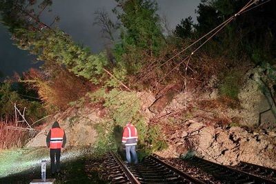 РЖД восстановили часть железнодорожных путей после оползня в Сочи