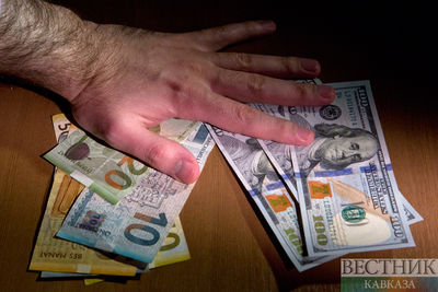 Курс доллара в обменных пунктах банков Азербайджана вырос до 2 манатов