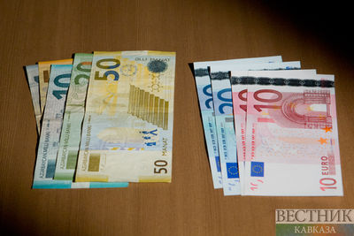 Манат укрепился к евро, подешевев к рублю