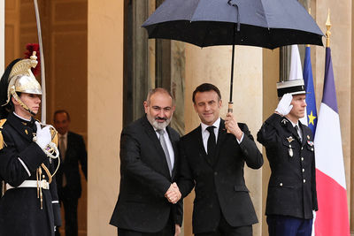 Пашинян из Франции объявил о выходе из ОДКБ и переговоров с Азербайджаном