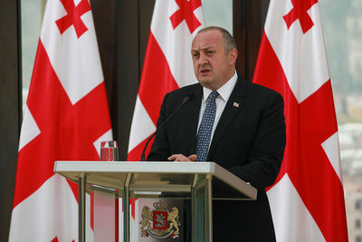 Конфликт между парламентом Грузии и президентом страны нарастает