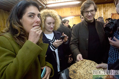 В Москве испекли мацу в преддверии Песаха