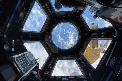 Утечка воздуха на МКС увеличилась – космонавты ищут трещину