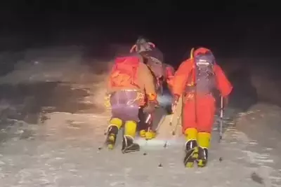 Двух запросивших помощь альпинистов спустили с Эльбруса