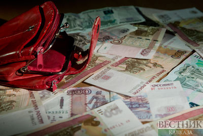 Россияне в регионах стали активней скупать доллары и евро