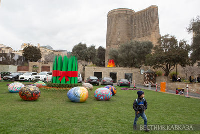 Сямяни на фоне Девичьей башни в Баку