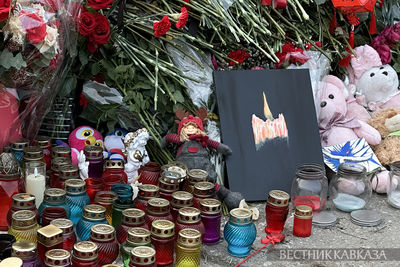 Стихийный мемориал у здания концертного зала Крокус Сити Холл