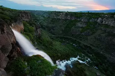 Мертвый водопад, армянская Рапунцель и погибшая невеста: 3 водопада Армении