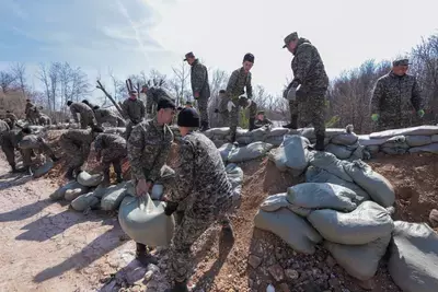 Военные начали бороться с паводками в Казахстане