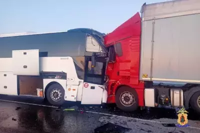 Рейсовый автобус из Астрахани протаранил грузовик под Рязанью, погиб его водитель
