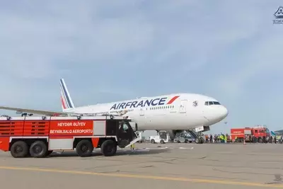 Задымившийся самолет Air France аварийно сел в Баку