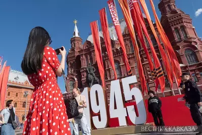 Праздничное оформление ко Дню Победы на Манежной площади