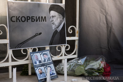 Цветы у посольства Ирана