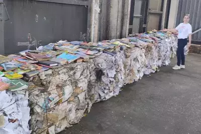 Астраханские коммунальщики возмутились книгами в помойке 