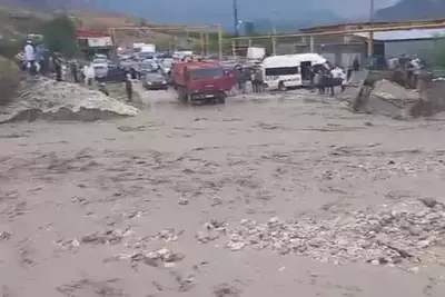 Сель сошел на дорогу сегодня в Дагестане