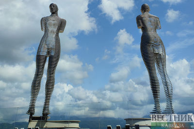 Статуя Али и Нино в Батуми