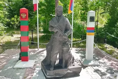 В Ереване надругались над памятником российским пограничникам