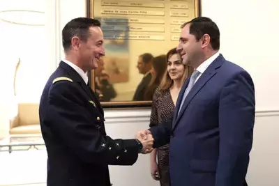 Глава Минобороны Армении встретился с военным советником Макрона