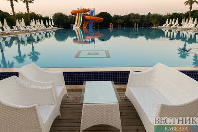 Лежаки у бассейна