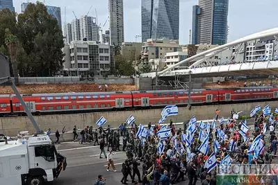 Тель-Авив проводит субботу в митингах за экстренные парламентские выборы