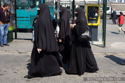 Мусульманки в абайе на улице Стамбула