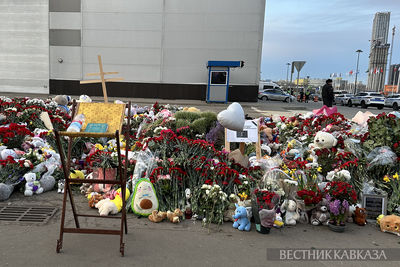 Стихийный мемориал у здания концертного зала Крокус Сити Холл