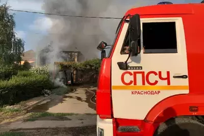 Крупный пожар охватил два частных дома в Краснодаре