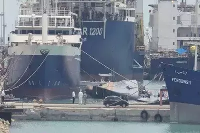 В порту иранского Бендер-Аббаса частично затонул эсминец