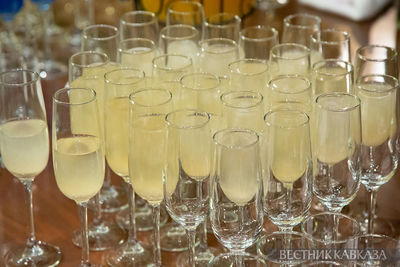 Бокалы с лимонадом