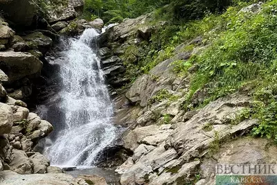 Спасатели спустили травмированную туристку с водопада в Сочи