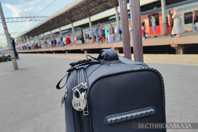 Чемодан на платформе