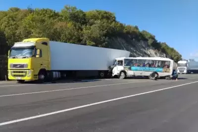 Автобус стал причиной цепного ДТП на трассе Джубга - Сочи