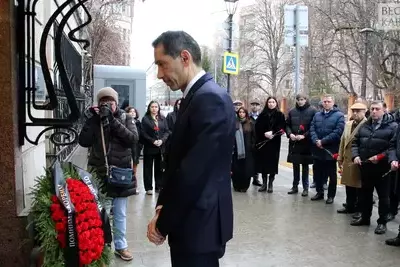 Посол Азербайджана в Москве возложил цветы к мемориалу жертвам авиакатастрофы