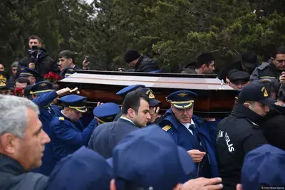 Погибших в авиакатастрофе в Актау членов экипажа похоронили в Азербайджане