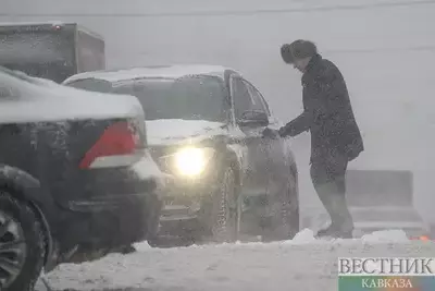 Снег взял в плен машину с людьми в Дагестане