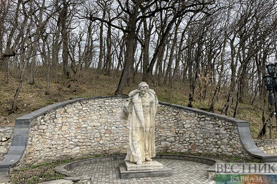 Памятник Пушкину около Пушкинской галереи в Железноводске