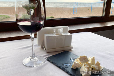 Бокал вина на столе